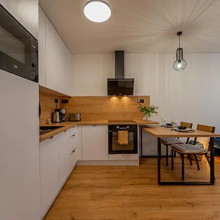 Uplne Novy Pri Auparku 1 , Center Pre 4 Osoby 아파트